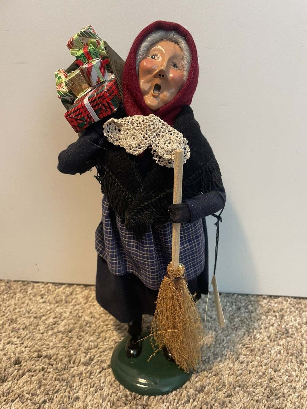 Byers Choice 1994 Old Befana an Italian Christmas Witch w/ Broom & Bag